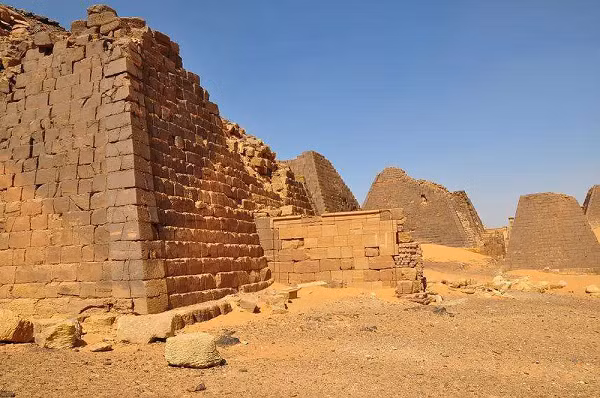 Ngửi ở đây chính là lấy một nắm đất ngửi thử, những nơi đặt mộ thường có mùi đất sét trắng. Những tên trộm giỏi thường có khứu giác cực kỳ nhạy bén.