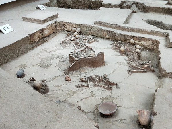 Các tư thế ngồi được thể hiện bởi những bộ hài cốt này, một số thì phủ phục trên mặt đất, một số thì nằm nghiêng với tay chân cong, trong đó, ấn tượng nhất là một bộ xương đang ôm một đứa con của mình với tư thế cố gắng che chắn cho con khiến đội khảo cổ vô cùng xúc động.