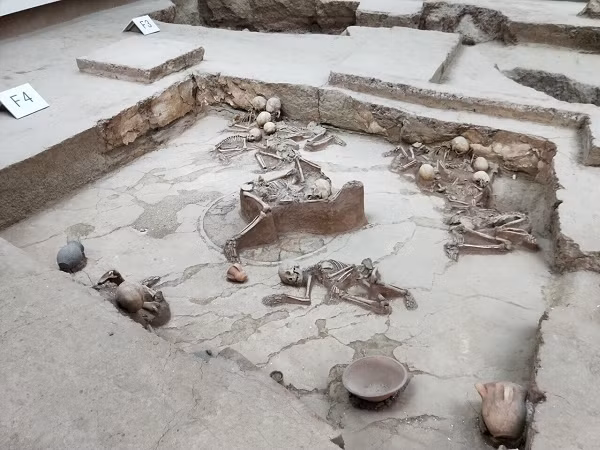 Các tư thế ngồi được thể hiện bởi những bộ hài cốt này, một số thì phủ phục trên mặt đất, một số thì nằm nghiêng với tay chân cong, trong đó, ấn tượng nhất là một bộ xương đang ôm một đứa con của mình với tư thế cố gắng che chắn cho con khiến đội khảo cổ vô cùng xúc động.