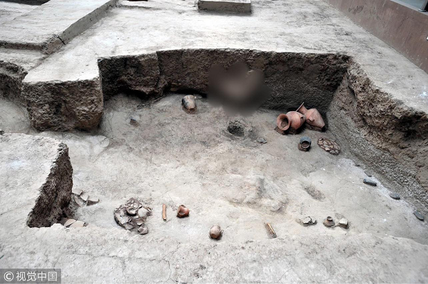 Các nhà khảo cổ đã tìm thấy tổng cộng 14 bộ xương người trong ngôi nhà số 4. Điều đáng ngạc nhiên là hầu hết 14 bộ xương là bộ xương trẻ em, và bộ xương trẻ nhất thậm chí chỉ mới 2 tuổi.