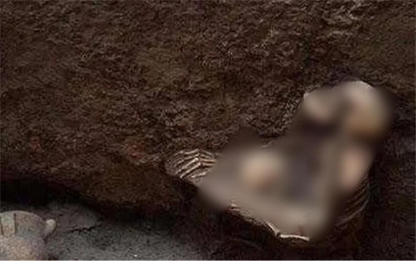 Năm 1999, một người dân đã tình cờ phát hiện ra dấu tích của trận động đất, liền nhanh chóng báo cáo cấp trên, địa điểm này ngay lập tức thu hút sự chú ý lớn của cộng đồng khảo cổ Trung Quốc.