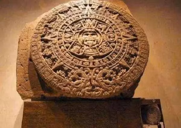 Nền văn minh Maya phát triển các hình thức nghệ thuật điêu khắc phức tạp, sử dụng cả vật liệu bền lẫn không bền, bao gồm gỗ, ngọc bích, đá vỏ chai, vữa, đồ gốm để làm cột tháp bằng đá và tranh sơn trên tường.