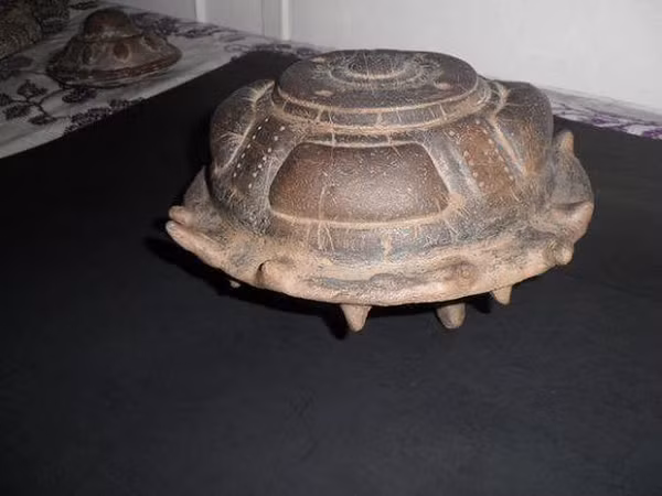 Luis Augusto García Rosado là quan chính phủ cao cấp của Mexico, ông từng phát biểu về ghi chép người ngoài hành tinh của chính phủ. García Rosado từng nói: "Giữa người Maya và người ngoài hành tinh từng có tiếp xúc, và có chứng cứ về một số bản phiên dịch nào đó...