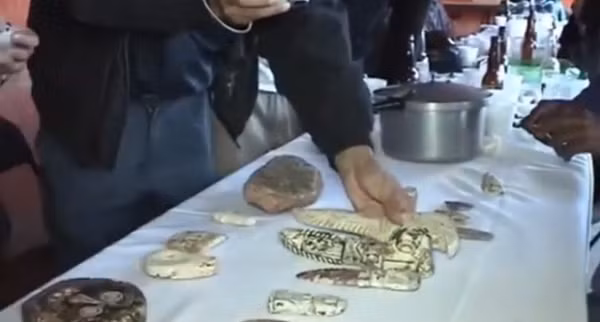 ... Nhưng chính phủ đã đem những chứng cứ này chôn giấu dưới lòng đất một thời gian rồi". Thậm chí ông còn nói đến "Ở trong rừng có một số khu vực hạ cánh, mà phần lớn đều có lịch sử trên 3.000 năm".