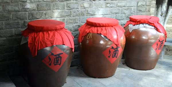 Thêm vào đó, người xưa cũng đúc kết được một bí kíp nữa để ủ rượu ngon, đó là đặt trong các hầm tối, vò rượu sẽ trở nên thơm nồng và có hương vị đặc biệt. Rượu ủ trăm năm đã được coi là quý vô cùng, giá cao ngất ngưởng, vậy rượu ngâm đến cả ngàn năm sẽ quý như thế nào?