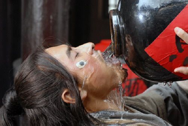 Theo nghiên cứu của nhà khảo cổ Phùng Vĩnh Khiêm, ngôi mộ cổ này có niên đại từ thời nhà Liêu (916 – 1125). Các chuyên gia khảo cổ cũng tìm thấy một số các bình kín chứa đầy chất lỏng ở bên trong. Theo kết quả kiểm tra, chất lỏng bên trong chính là rượu đã được ủ lâu năm.