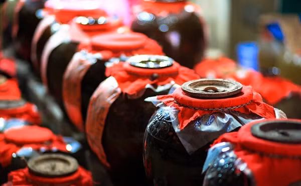 Nấu rượu ở Trung Quốc đã có từ rất lâu đời. Người xưa đã phát hiện ra rằng rượu ủ càng lâu thì sẽ càng thơm và ngon. Sau khi được ủ trong hầm tối, vò rượu sẽ trở nên thơm nồng và có hương vị đặc biệt.