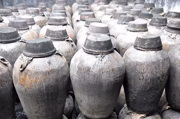 Theo khoa học, lý do là vì bên trong rượu chứa nhiều loại axit hữu cơ. Trong quá trình ngâm, các chất trong rượu sẽ phản ứng với axit hữu cơ để tạo ra hợp chất este.