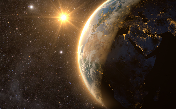 Trước đó, vào năm 2020, IERS đã phát hiện Trái đất đang quay nhanh lên khiến 1 ngày hiện không còn đủ 24 giờ. Ngày ngắn nhất là 19'/7/2020, thiếu mất 1,4602 giây và đã tính toán tới một "giây nhuận âm", tức bớt đi một giây trong đồng hồ nguyên tử.