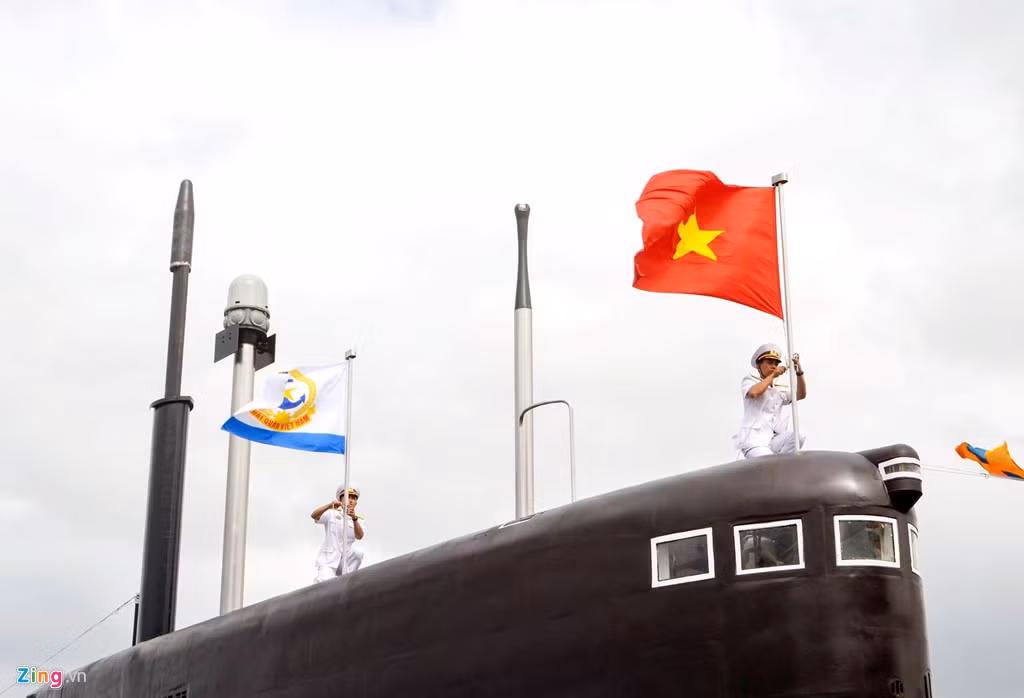 Nghi thức thượng cờ lên tàu ngầm Bà Rịa - Vũng Tàu số hiệu 187. Ảnh: Zingnews.