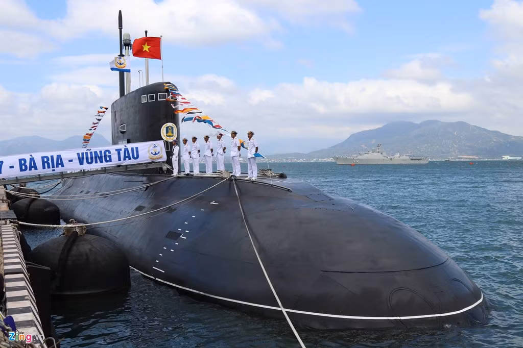 Tàu ngầm Kilo 636 được trang bị tên lửa chống hạm Club, tăng khả năng tấn công từ xa, bên cạnh thuỷ lôi và mìn biển. Tàu có lượng giãn nước 3.000 - 3.950 tấn, tốc độ 20 hải lý/giờ, lặn sâu đến 300 m. Ảnh: Zingnews.