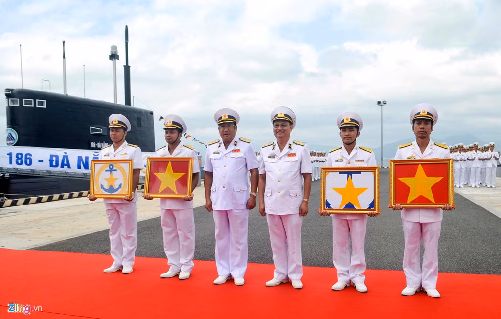 Lãnh đạo Quân chủng Hải Quân Việt Nam trao cờ cho chỉ huy 2 tàu ngầm 186 Đà Nẵng và 187 Bà Rịa - Vũng Tàu. Ảnh: Zingnews.