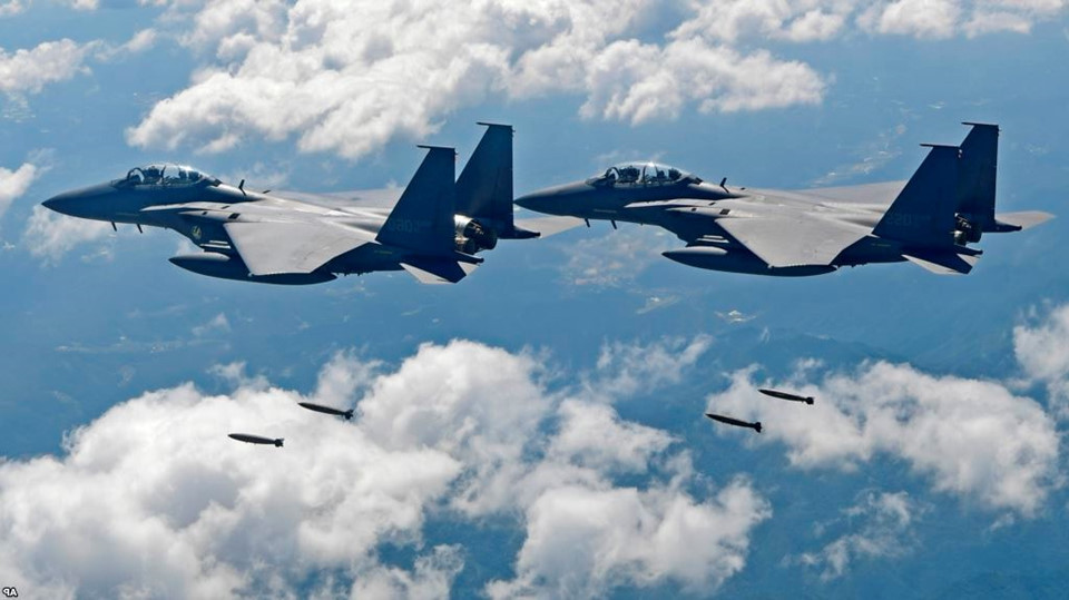 Trong ảnh, tiêm kích F-15K của Hàn Quốc thả bom xuống các mục tiêu giả định. Phản ứng trước tuyên bố cứng rắn của Triều Tiên, Hàn Quốc cho biết "lấy làm tiếc vì quyết định đơn phương hoãn cuộc đối thoại". Cả Hàn Quốc và Mỹ đều khẳng định cuộc tập trận là hoạt động thường niên với mục đích phòng thủ. "Mục đích của hoạt động diễn tập nhằm nâng cao năng lực phòng thủ Hàn Quốc. Tính chất các cuộc tập trận đã được làm rõ trong nhiều thập kỷ qua và sẽ không thay đổi", phát ngôn viên Lầu Năm Góc Rob Manning tuyên bố hôm 15/5.