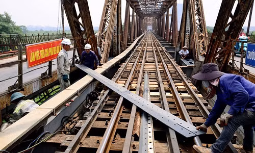 Do cầu xuống cấp nghiêm trọng nên Tổng công ty Đường sắt Việt Nam sẽ sửa chữa, gia cố dầm, hai làn tránh xe, bọc vật liệu chống gỉ cho phần trụ... Tổng kinh phí sửa chữa gần 300 tỷ đồng từ nguồn ngân sách Nhà nước.