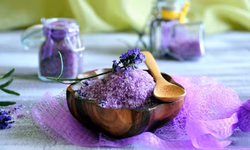 Muối tắm vừa giúp bạn thư giãn vừa cho da mềm mịn, trắng sáng.