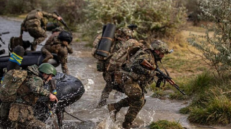 Tại Pogrebki, sau khi quân Ukraine thất bại trong lần phá vây trước, quân Nga đã tăng cường bao vây và gần như mỗi ngày đều tiến hành một cuộc tấn công cơ giới ở cấp độ trung đội. Hiện tại, quân Nga đã bao vây Pogrebki và hai ngôi làng nhỏ lân cận từ ba hướng: nam, bắc và đông. Ảnh: Bộ Tổng tham mưu Quân đội Ukraine.