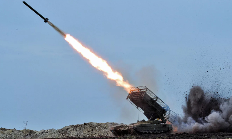 Nó tương tự như đầu đạn nhiệt áp do xe tăng Spitfire TOS-1A phóng ra. Bằng cách này, Quân đội Nga đã gây ra tổn thất lớn hơn cho Quân đội Ukraine. Ngoài Sumy, những nơi khác ở Ukraine cũng bị máy bay không người lái nhiệt áp tấn công. Ảnh: Bộ Quốc phòng Nga.