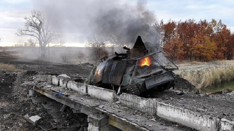 Ở phía nam, quân Nga tấn công từ đông sang tây, đã củng cố thành công vị trí bên bờ tây sông Malaya Loknya, cắt đứt hoàn toàn tuyến đường từ Pogrebki đến Malaya Loknya. Hiện tất cả các con đường từ làng này ra bên ngoài đều bị cắt đứt, chỉ còn hai con đường đất ở phía tây là còn thông, nhưng cũng đang bị phong tỏa bằng hỏa lực. Ảnh: Forbes.