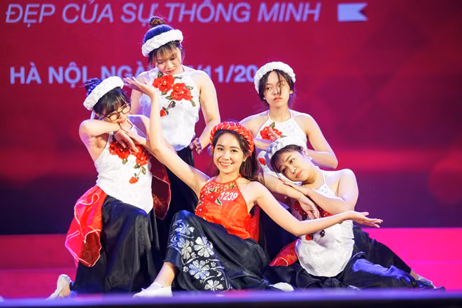 Nữ nhà báo tương lai Nguyễn Ngọc Mai Linh đến từ Học viện Báo chí và Tuyên truyền gây ấn tượng với phần thi tài năng và khả năng thuyết trình trước đám đông.