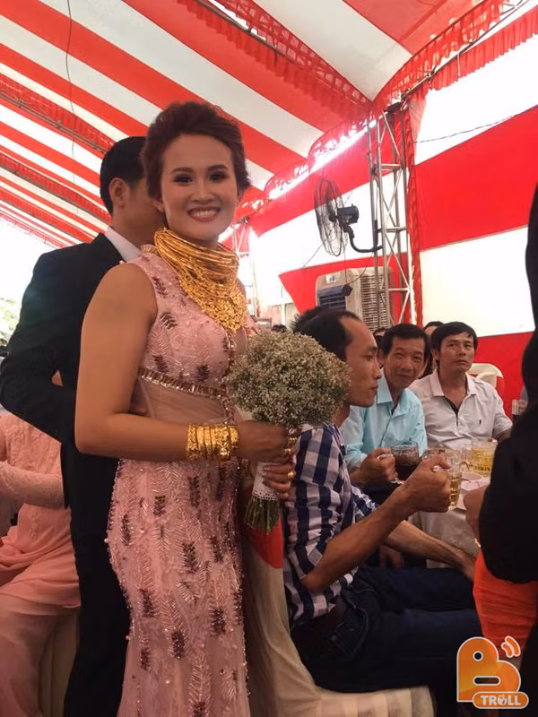 Chẳng cần phải bàn cãi thêm nữa, đây chắc chắn là cặp đôi chiến thắng với vị trí Top 1 trong hạng mục những đám cưới có nhiều vàng nhất kể từ đầu mùa đến giờ.