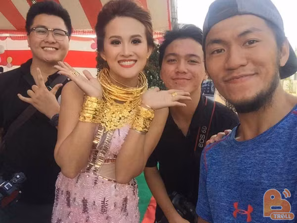 Ngay sau khi được đăng tải, bức ảnh đã thu hút được rất nhiều like và bình luận. Ai cũng ao ước có một đám cưới 'giản dị' như cặp đôi này đã là mãn nguyện lắm rồi. Nhiều bình luận còn hài hước bày tỏ sự thương cảm, lo lắng cho cô dâu sau ngày vu quy sẽ bị đau vì đeo nhiều vàng quá. Thậm chí còn cho rằng, sáng và nổi bật nhất đám cưới không phải cô dâu chú rể mà chính là đống vàng kia rồi.