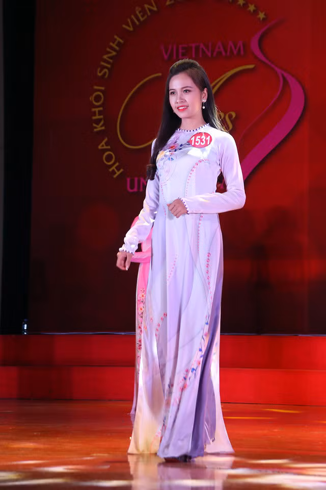 Trần Thị Lan Anh (ĐH Công nghệ Thông tin và Truyền thông) duyên dáng trong tà áo dài truyền thống.