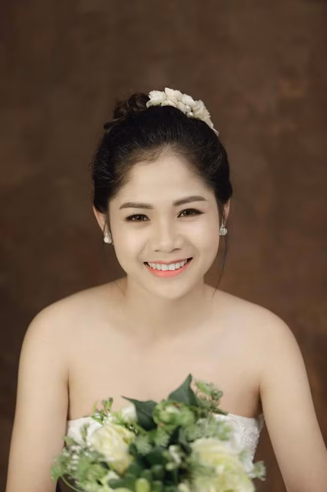 Trương Phương Thảo (sinh năm 1993, Nghệ An) - cô dâu nổi tiếng với bài hát cảm động tặng chồng ngày cưới nổi tiếng những ngày gần đây lại khác. Cô yêu cầu thủ từ năm 20 tuổi và 4 năm sau theo chàng về dinh không mảy may chút đắn đo. Không phải cô chưa từng nghĩ đến những vất vả trong tương lai, chỉ có điều, tình yêu sâu đậm của chồng đã giúp cô có niềm tin vào cuộc hôn nhân này.