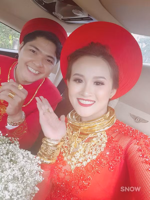 Từ đầu mùa cưới, có rất nhiều hình ảnh những cặp cô dâu chú rể được tặng vàng liên tục khiến nhiều người ghen tỵ. Tuy nhiên so với đám cưới này, số vàng đó quả thật 'chưa thấm vào đâu'. Mới đây trên mạng xã hội xuất hiện những hình ảnh về một đám cưới nhìn qua đã thấy lóa mắt do cô dâu chú rể đeo quá nhiều vàng.