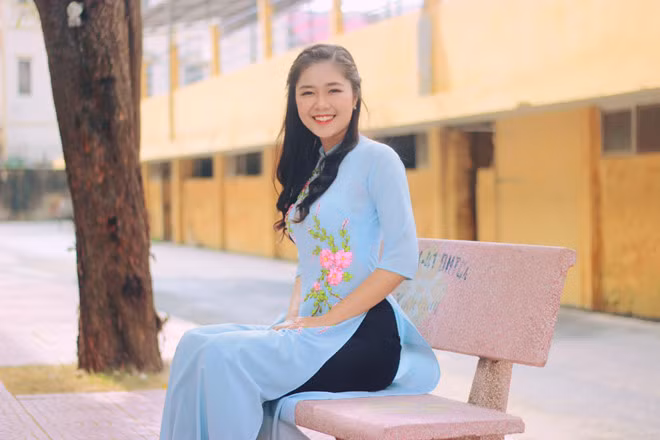 Xuất sắc vượt qua 41 thí sinh có mặt tại vòng bán kết cuộc thi Nữ sinh viên Việt Nam duyên dáng (VMU 2017) khu vực miền Bắc, Đặng Anh Hà My - sinh viên ĐH Hàng hải Việt Nam - là cái tên đầu tiên được xướng lên trong top 15.