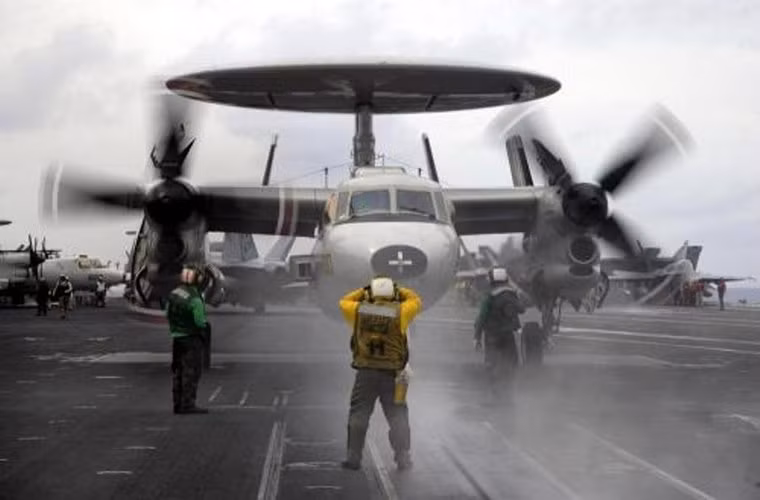 Các chuyên gia phỏng đoán rằng, lớp vỏ bọc của thân chiếc máy bay này đã bị nhăn lại do áp lực mạnh khi hạ cánh.