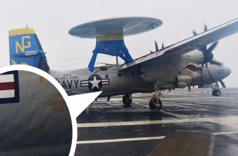 E-2C là máy bay cảnh báo sớm được thiết kế để có thể cất cánh và hạ cánh ngay trên boong tàu sân bay. Phần đuôi gồm có 4 cánh đuôi thẳng đứng cho phép E-2C hạ cánh xuống tàu sân bay và cạo trên đường băng, từ đó hạn chế được ảnh hưởng xấu tới máy bay.