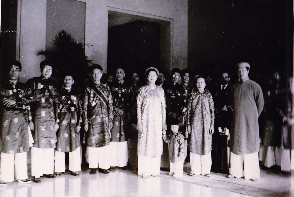 Khi được tin bà Nam Phương tạ thế, Bảo Đại trở về ngay và đã mua một chiếc quan tài bằng gỗ sồi, loại gỗ quý giá nhất của người Pháp để an táng người vợ hiền thục, nhân từ và đạo đức mà cho tới tận cuối đời cũng không hề bị ai chê trách hay than phiền.