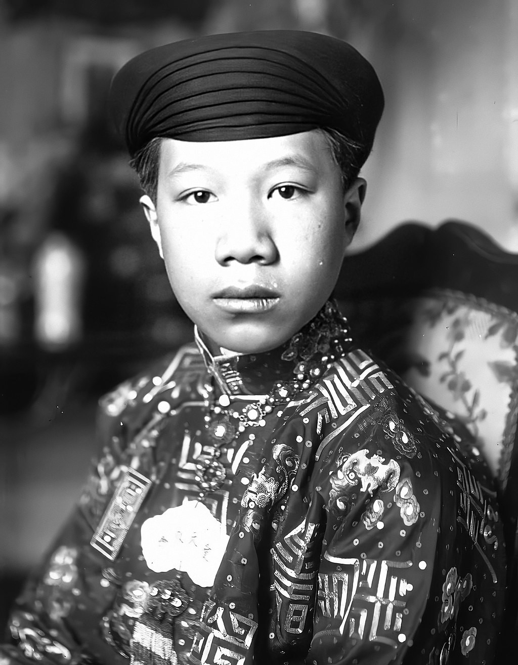 Sau lên ngôi Hoàng đế năm 1926, Bảo Đại giao lại công việc triều chính cho các đại thần rồi sang Pháp theo học trường Sciences Po - một trường về Khoa học chính trị. Trước đó, từ năm 1922 ông đã theo học tại quốc gia này.