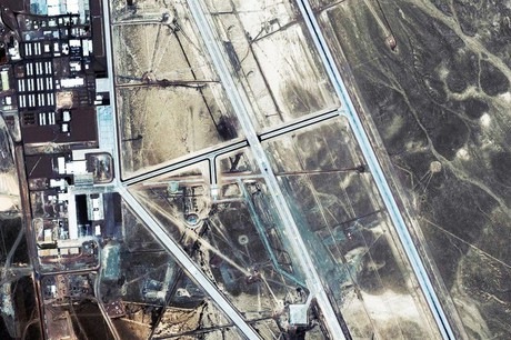 “Những gì chúng ta thấy ở Khu vực 51 chỉ là bề nổi của tảng băng chìm. Thành phố ngầm có độ sâu tương đương 50 tầng, trải dài đến Thái BÌnh Dương và phía bên kia của nước Mỹ”, Blake nói trên Daily Star.