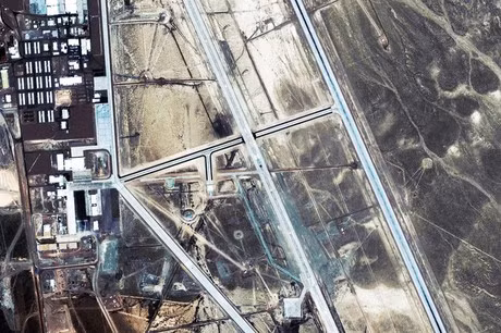 “Những gì chúng ta thấy ở Khu vực 51 chỉ là bề nổi của tảng băng chìm. Thành phố ngầm có độ sâu tương đương 50 tầng, trải dài đến Thái BÌnh Dương và phía bên kia của nước Mỹ”, Blake nói trên Daily Star.