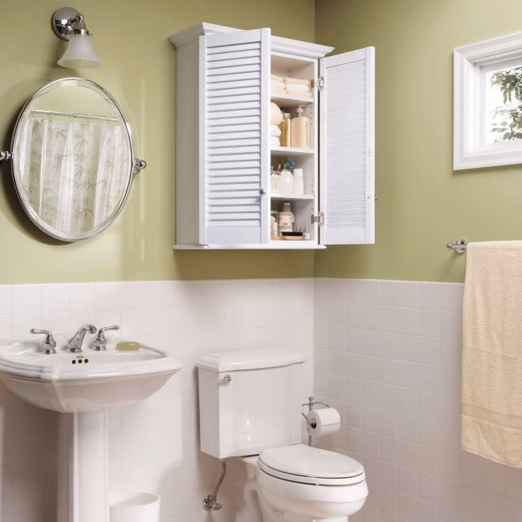 Nơi đầu tiên bạn không thể treo khăn tắm: Cạnh bồn cầu vệ sinh. Nhiều người thích dán một vài chiếc móc lên tường phía trên bồn cầu vì phòng tắm ở nhà tương đối nhỏ, có thể dùng để treo khăn tắm, thực tế thì việc treo khăn ướt trên bồn cầu là rất sai lầm. 