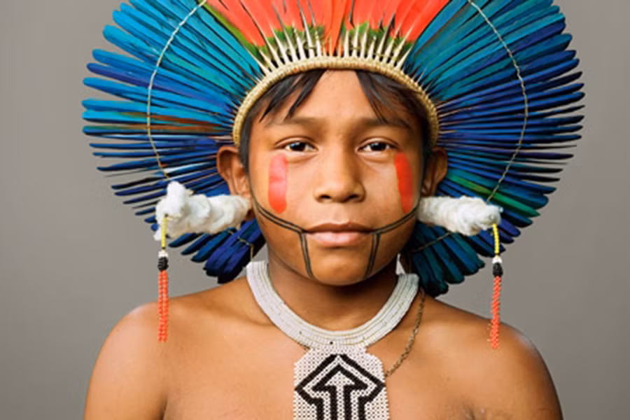 Các thành viên trong bộ tộc này nói tiếng Kayapo cổ và thường tô điểm, vẽ trên chính cơ thể của mình, sử dụng những màu sắc tươi sáng, với hình tròn đại điện cho mặt trời và mặt trăng