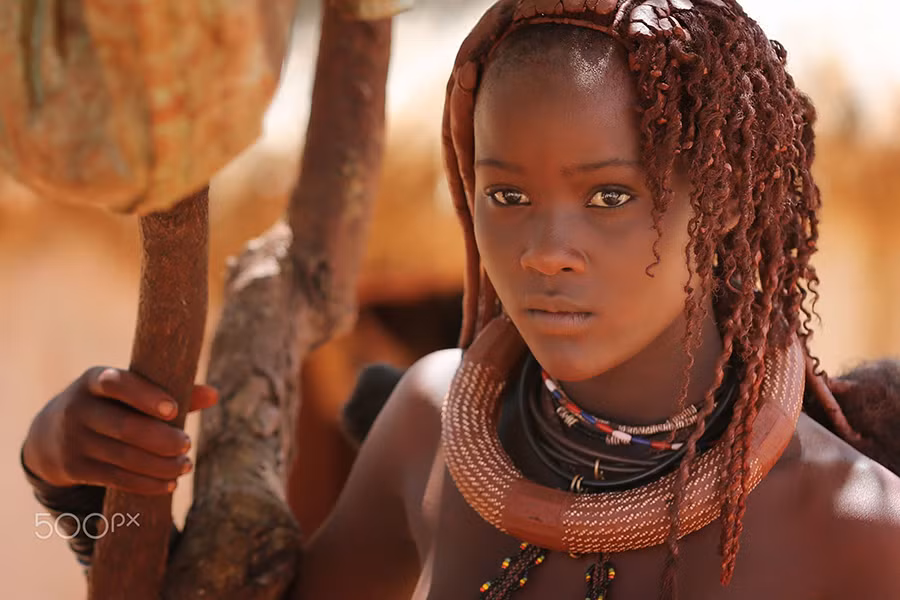 Himba là bộ tộc sinh sống ở phía Bắc Namibia. Giữa thế giới hiện đại, bộ tộc này vẫn sống như thời nguyên thủy. Phụ nữ tại đây không mặc áo, mà để ngực trần ngay cả khi tiếp xúc với người lạ. Những cô gái chỉ quấn một chiếc khố nhỏ bằng da bò để che phần dưới cơ thể. Bộ tộc này sống gần như tách biệt với xã hội bên ngoài. Điểm đặc biệt nhất của người Himbia đó là cả đời không tắm bằng nước. Do sinh sống ở một trong những vùng đất khắc nghiệt nhất hành tinh, nước trở thành thứ quý giá vô cùng khan hiếm, chỉ để ăn, chứ không dùng để tắm. 