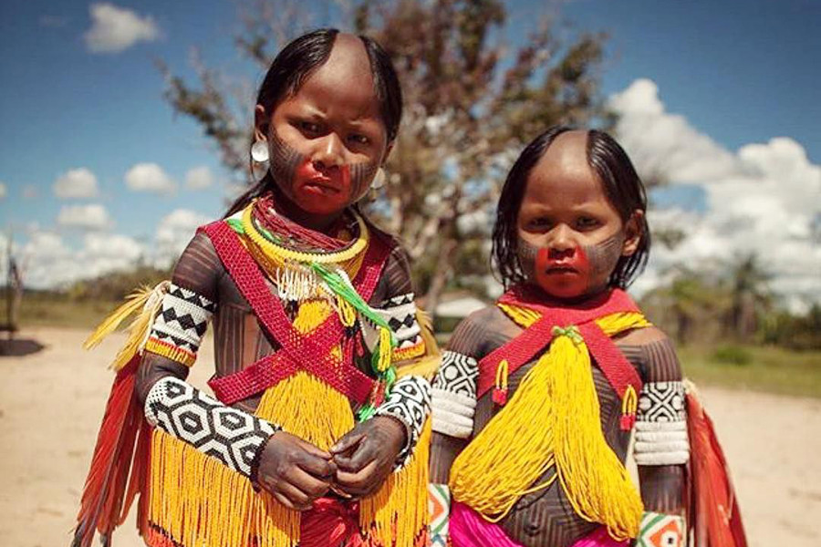 Những em bé của bộ tộc Kayapo.