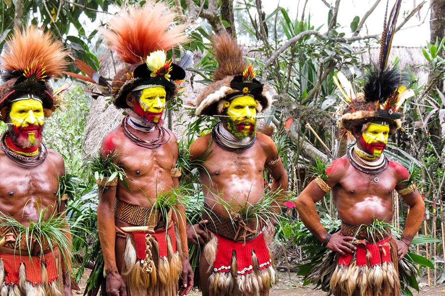 Làm tóc giả là truyền thống có từ rất lâu và cũng là việc quan trọng đối với đàn ông Huli. Những đứa bé trai chỉ được mẹ chăm sóc đến 5-6 tuổi, sau đó được giao cho người cha. Khi lên 14-15 tuổi, những bé trai lại ở nơi riêng biệt để chăm sóc, nuôi tóc thật của mình để làm tóc giả