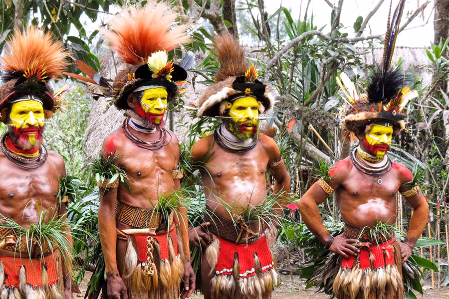 Làm tóc giả là truyền thống có từ rất lâu và cũng là việc quan trọng đối với đàn ông Huli. Những đứa bé trai chỉ được mẹ chăm sóc đến 5-6 tuổi, sau đó được giao cho người cha. Khi lên 14-15 tuổi, những bé trai lại ở nơi riêng biệt để chăm sóc, nuôi tóc thật của mình để làm tóc giả