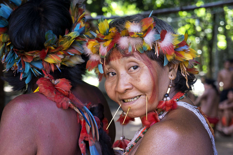 Người Yanomami có một nghi thức mai táng kỳ lạ, gần như là ăn thịt người, được gọi là Endocannibalism. Theo đó, họ dùng tro cốt người chết ra chế biến thành thức ăn hoặc làm gia vị cho nhiều món, với món chính là súp chuối. Người Yanomami tin rằng, những linh hồn cần được bảo vệ. Những linh hồn này chỉ có thể nghỉ ngơi và thực hiện quá trình chuyển đổi khi thể xác bị đốt cháy hoàn toàn và tro cốt được người thân ăn hết. 