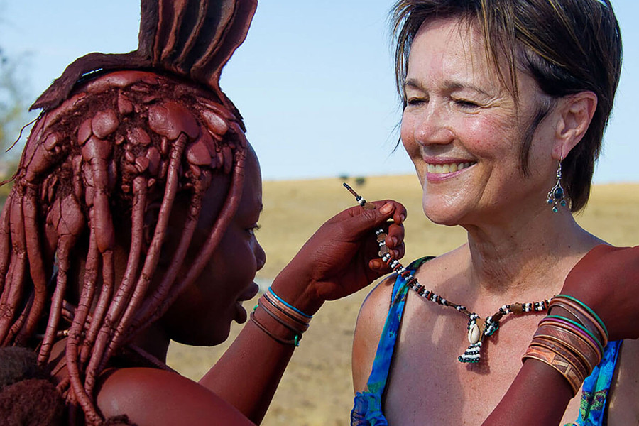 Để làm sạch cơ thể, hàng ngày, những cô gái Himbia bôi lên người một hỗn hợp màu nâu đỏ, có nguồn gốc từ chất béo. Sau đó, họ ủ một loại cây dược (Commiphora) trong bát nhỏ gồm các loại thảo mộc rồi hun đốt để khói bốc lên. Lúc này, họ trùm kín chăn, xông khói để toát mồ hôi. Đó là cách “tắm khô” nhờ hun khói và xông hơi. Thứ hỗn hợp màu nâu đỏ này không chỉ mang tới tác dụng thẩm mỹ, còn là cách giúp họ bảo vệ làn da chống lại cái nắng như thiêu đốt của sa mạc châu Phi, đồng thời xua đuổi côn trùng. Phụ nữ Himba tin rằng, nâu đỏ là màu của vẻ đẹp, tượng trưng cho máu và trái đất