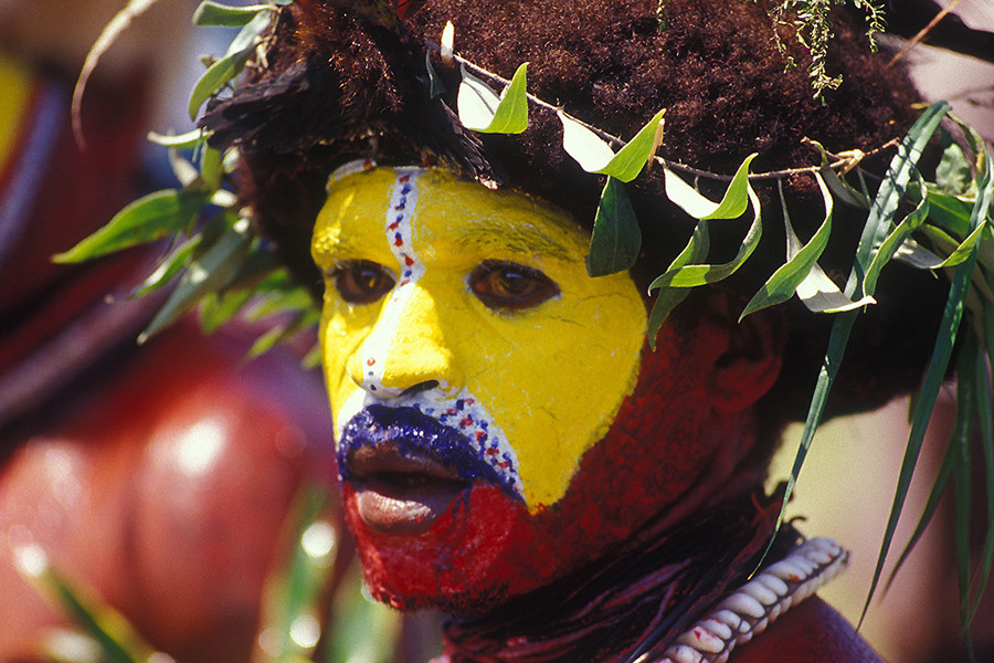 Sau 18 tháng, họ cắt tóc và giao chúng cho một người chuyên làm tóc giả (gọi là Napata). Người này tạo hình và trang trí tóc bằng lông vẹt, lông chim thiên đường, da động vật, hoa, lá. Đặc biệt, bộ tóc giả này phải làm trước khi họ lấy vợ. Chúng được dùng trong những ngày lễ hoặc dịp tụ họp đặc biệt.
