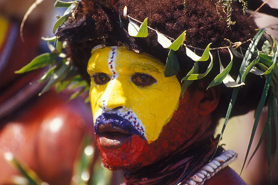 Sau 18 tháng, họ cắt tóc và giao chúng cho một người chuyên làm tóc giả (gọi là Napata). Người này tạo hình và trang trí tóc bằng lông vẹt, lông chim thiên đường, da động vật, hoa, lá. Đặc biệt, bộ tóc giả này phải làm trước khi họ lấy vợ. Chúng được dùng trong những ngày lễ hoặc dịp tụ họp đặc biệt.