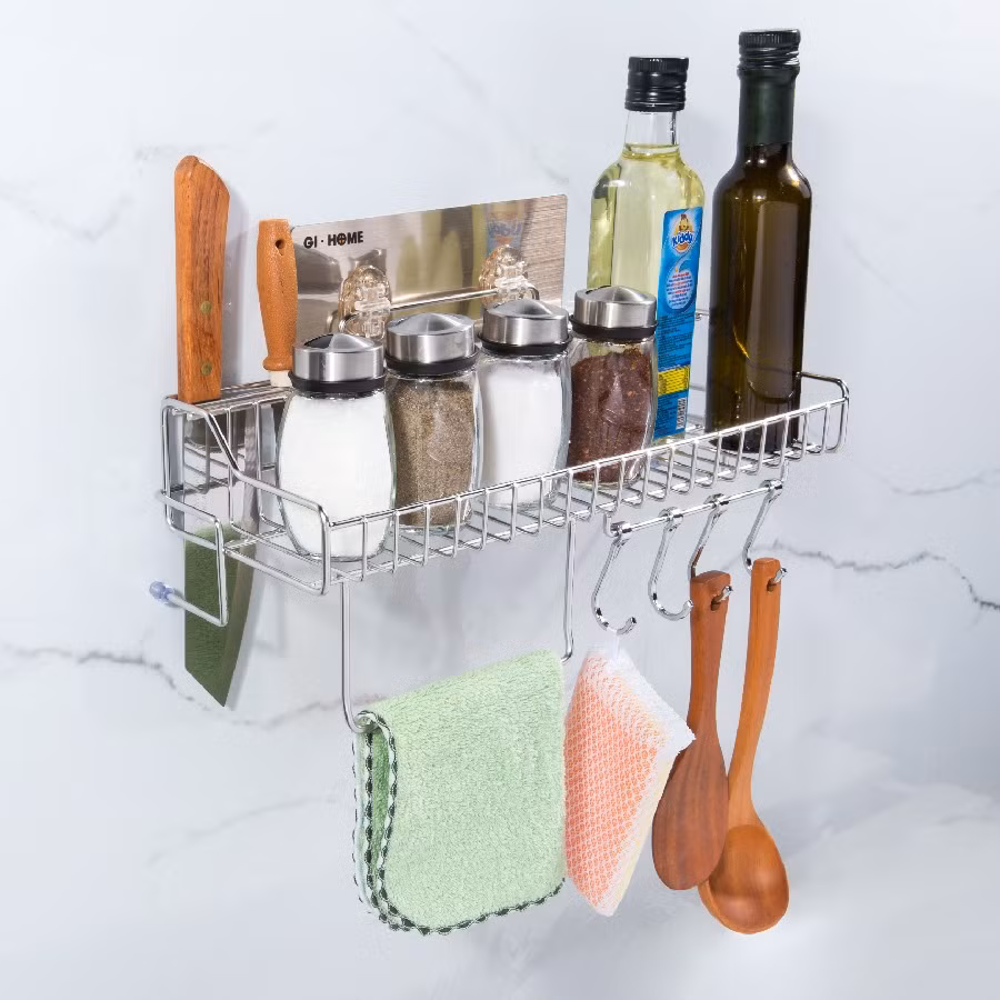 Vì một số người sau khi nấu nướng khói dầu, họ sẽ tiện tay rửa mặt và treo khăn trong bếp, thực ra treo khăn trong bếp rất không hợp vì mùi khói dầu trong bếp rất lớn, treo khăn ở đây sẽ hút nhanh các loại khói dầu, nếu treo lâu mùi trên khăn rất khó làm sạch.