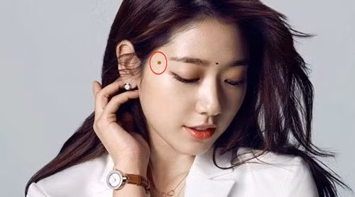 Nếu thái dương của một người đầy đặn, rộng mở thì phần lớn những người này là người lạc quan, giỏi giao tiếp xã hội.