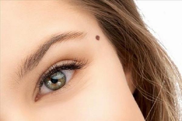 Nếu đuôi lông mày dài ra thì nốt ruồi này còn được gọi là nốt ruồi “phúc hậu”. Người thuộc loại này hiền lành, hào phóng, có kỹ năng giao tiếp rất mạnh mẽ, có nhiều bạn bè xung quanh, có tài vận đặc biệt tốt, và thường dễ được quý nhân giúp đỡ.