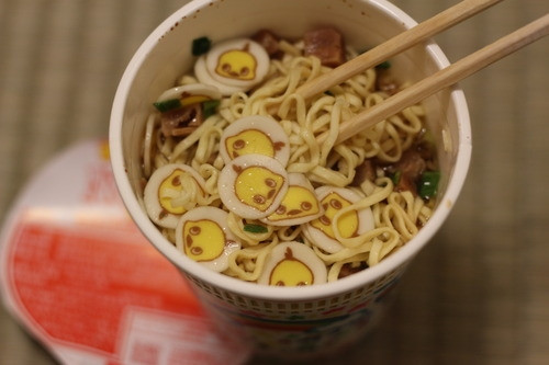 7. Chi phí ăn 1 gói mì/1 ngày/1 năm là 3 triệu đồng. Thực tế, mì ăn liền luôn được coi là thực phẩm giá rẻ. Nếu chi phí cho mỗi gói mì một bữa là khoảng 13 cent (2.800 VND) thì một năm bạn chỉ mất khoảng 142,65 USD (khoảng 3 triệu đồng) cho việc sống nhờ...mì gói.