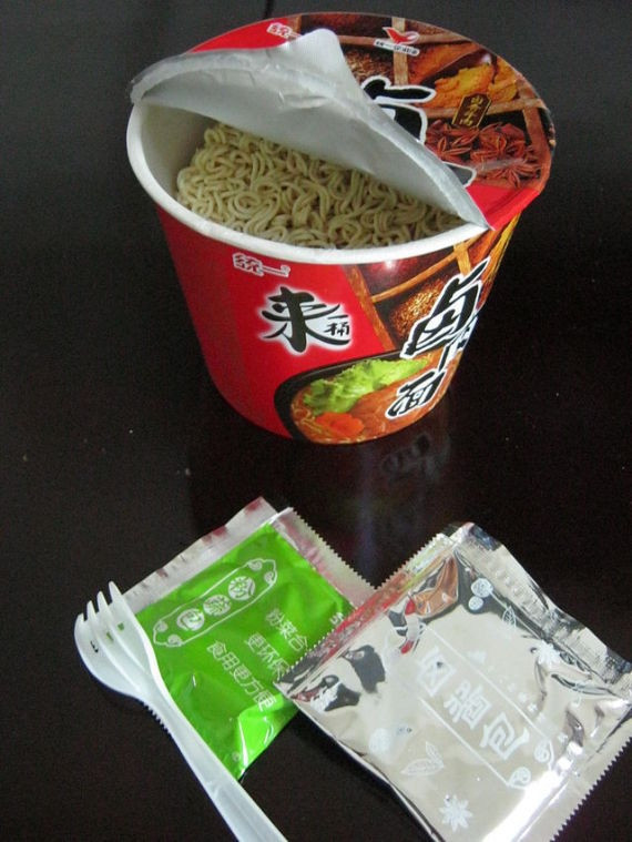 4. Mì ăn liền Nhật Bản lấy cảm hứng từ Trung Quốc. Người Nhật thực sự phải cảm ơn người Trung Quốc vì sản phẩm nổi tiếng hàng đầu của mình. Phát âm từ mì "ramen" trong tiếng Nhật là biến tấu của từ "lo mein" - một dạng mì luộc đã có từ thế kỷ trước ở Trung Quốc.
